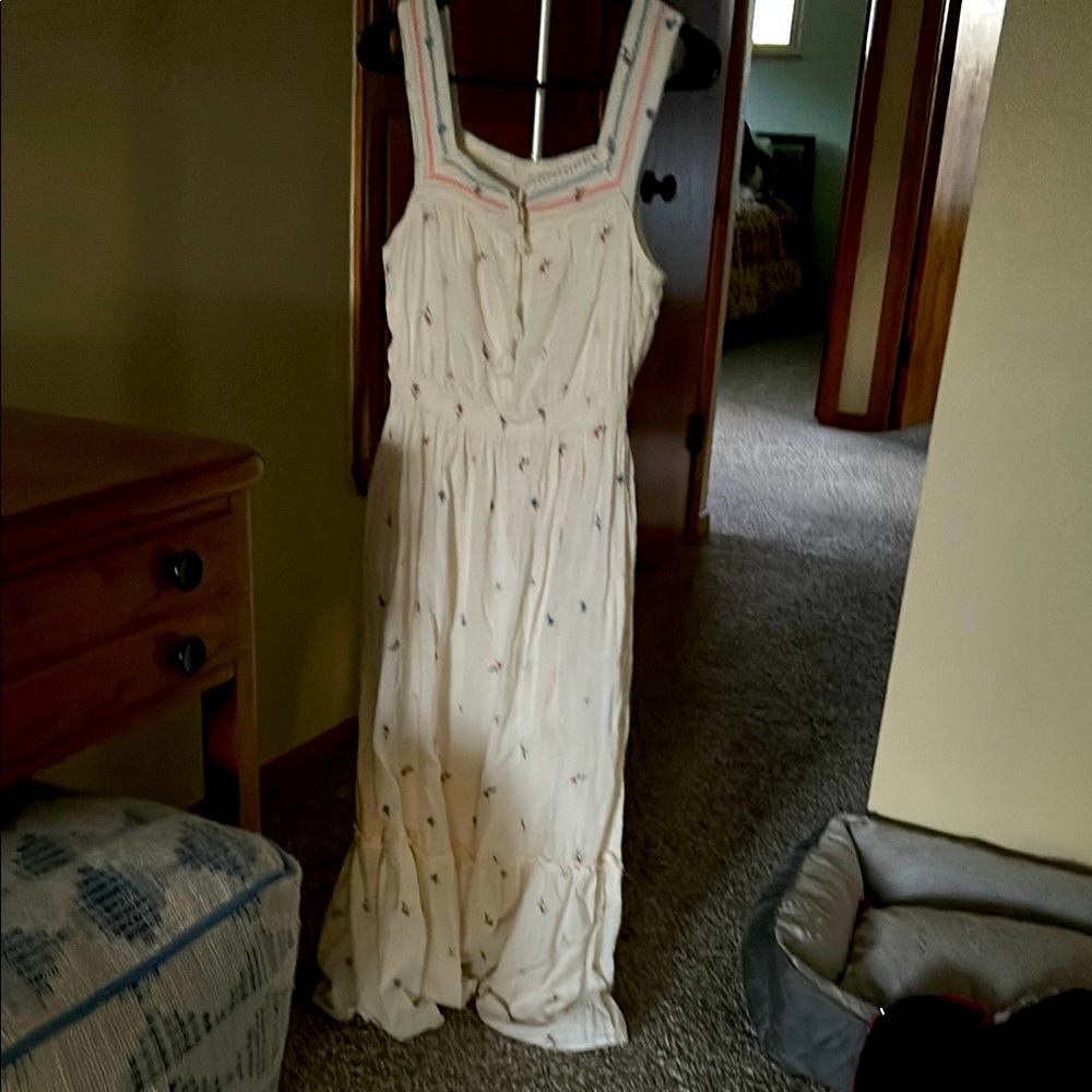 Elegant White Sleeveless Dress